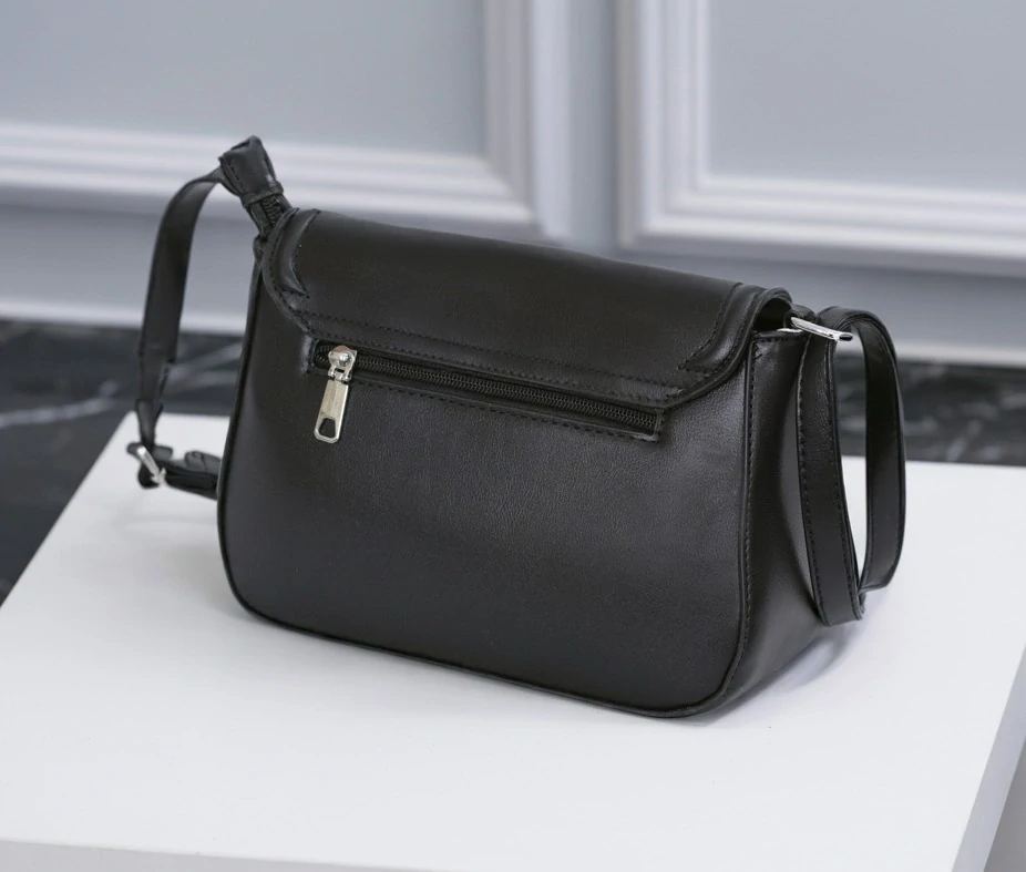 Malá kabelka David Moda s klopou černá L4981